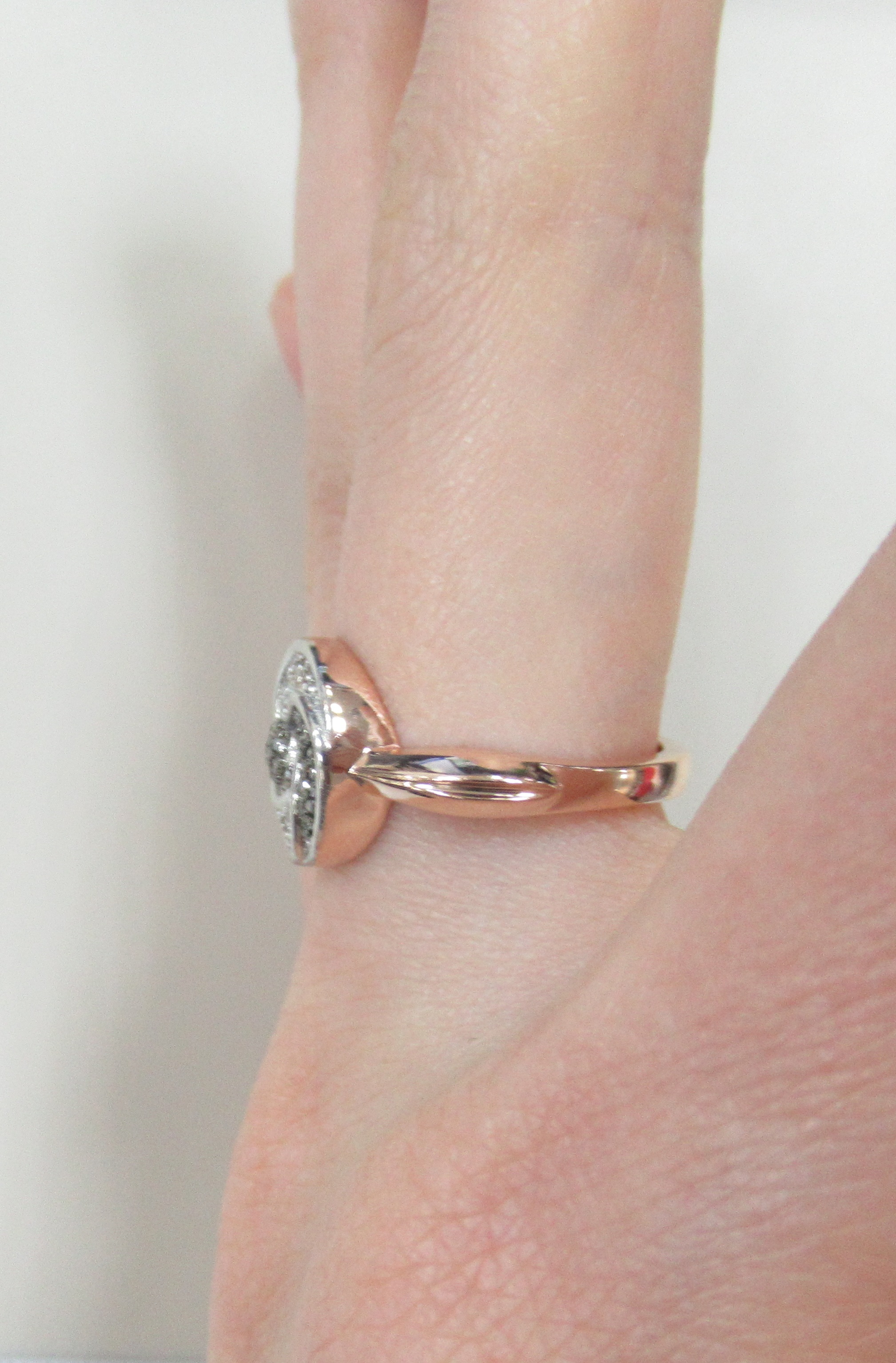 Серебряное кольцо с коньячными бриллиантами